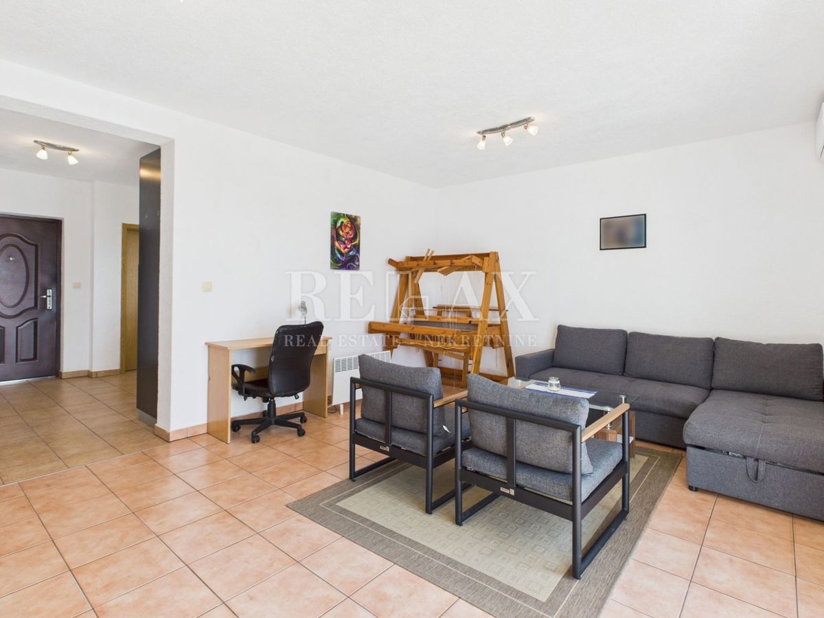 Novi Vinodolski - dvoetažni apartma s parkirnim mestom