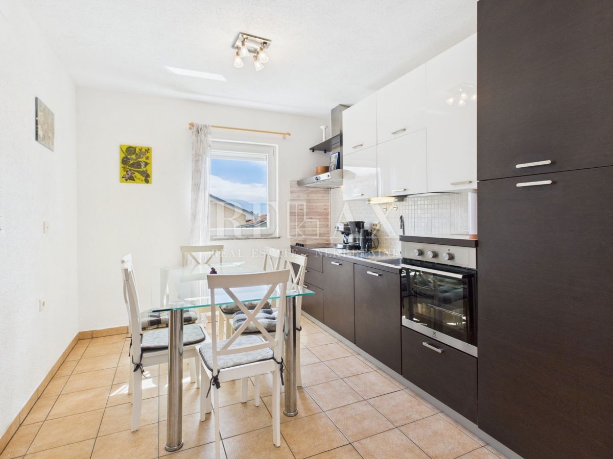 Novi Vinodolski - dvoetažni apartma s parkirnim mestom