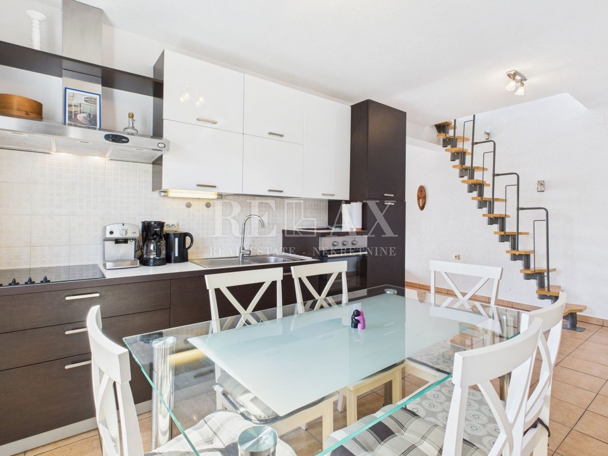 Novi Vinodolski - dvoetažni apartma s parkirnim mestom
