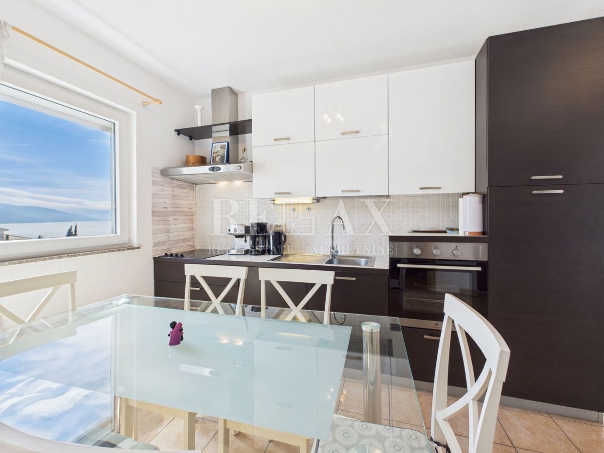 Novi Vinodolski - dvoetažni apartma s parkirnim mestom