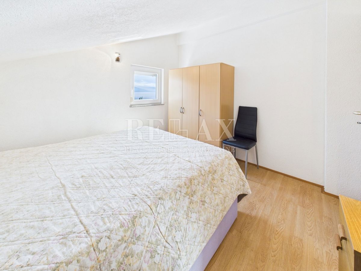 Novi Vinodolski - dvoetažni apartma s parkirnim mestom