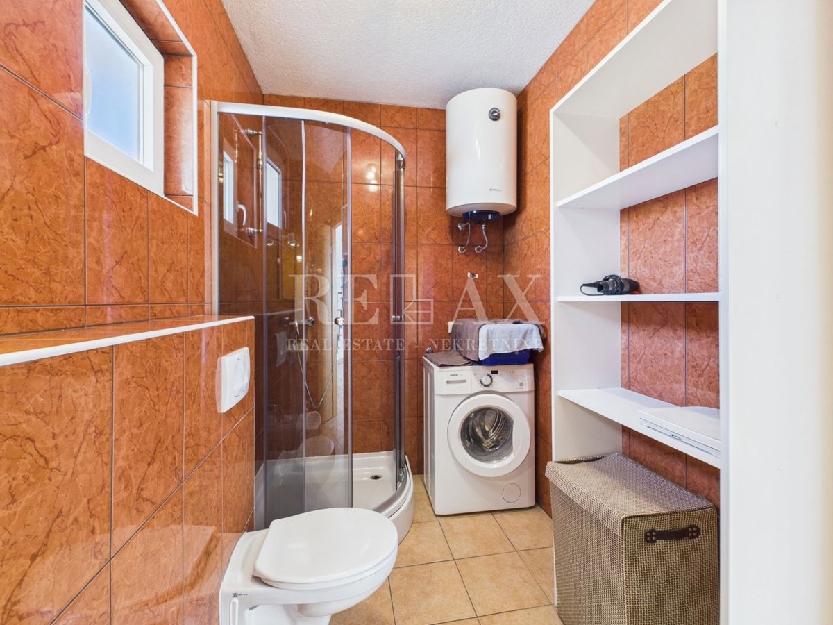 Novi Vinodolski - dvoetažni apartma s parkirnim mestom