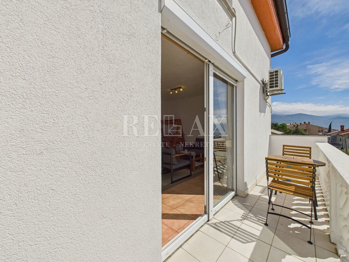 Novi Vinodolski - dvoetažni apartma s parkirnim mestom