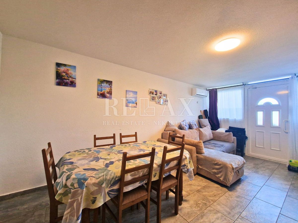 Novi Vinodolski - dvoetažni apartma blizu morja