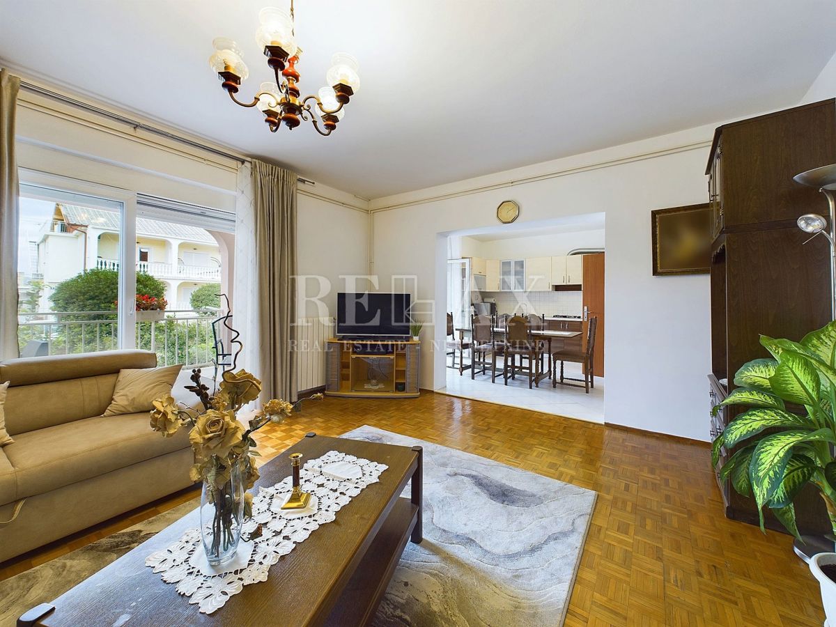 Selce – Etaža  z Vrtom, Garažo in Apartmajem za Goste
