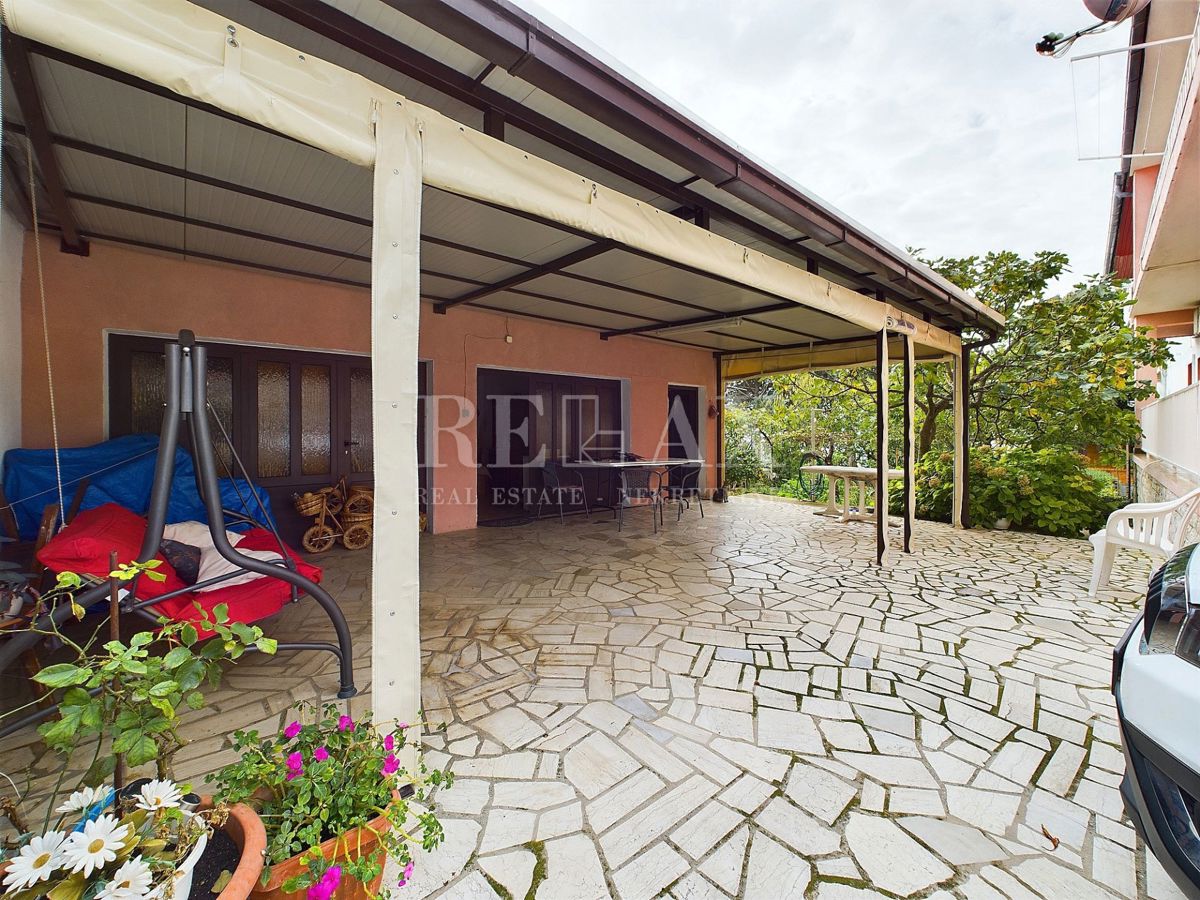 Selce – Etaža  z Vrtom, Garažo in Apartmajem za Goste