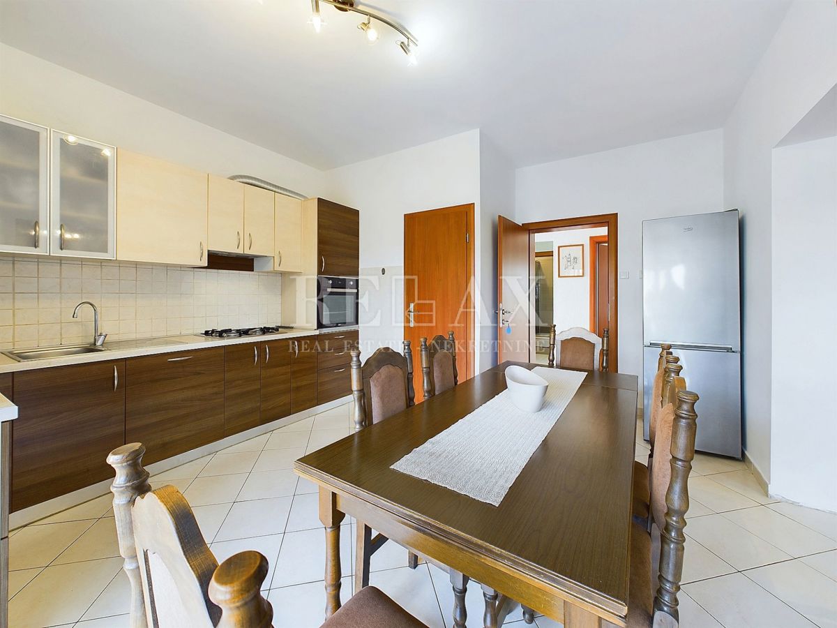 Selce – Etaža  z Vrtom, Garažo in Apartmajem za Goste