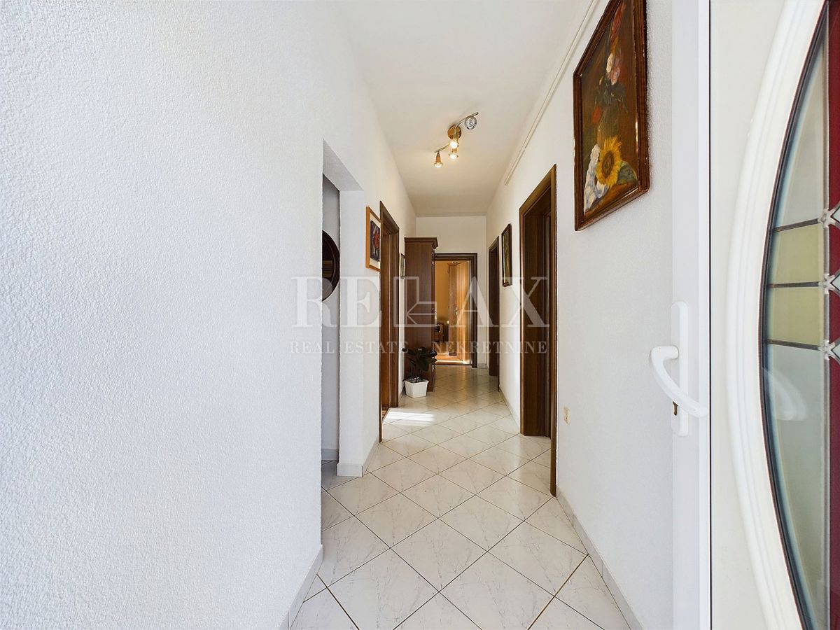Selce – Etaža  z Vrtom, Garažo in Apartmajem za Goste