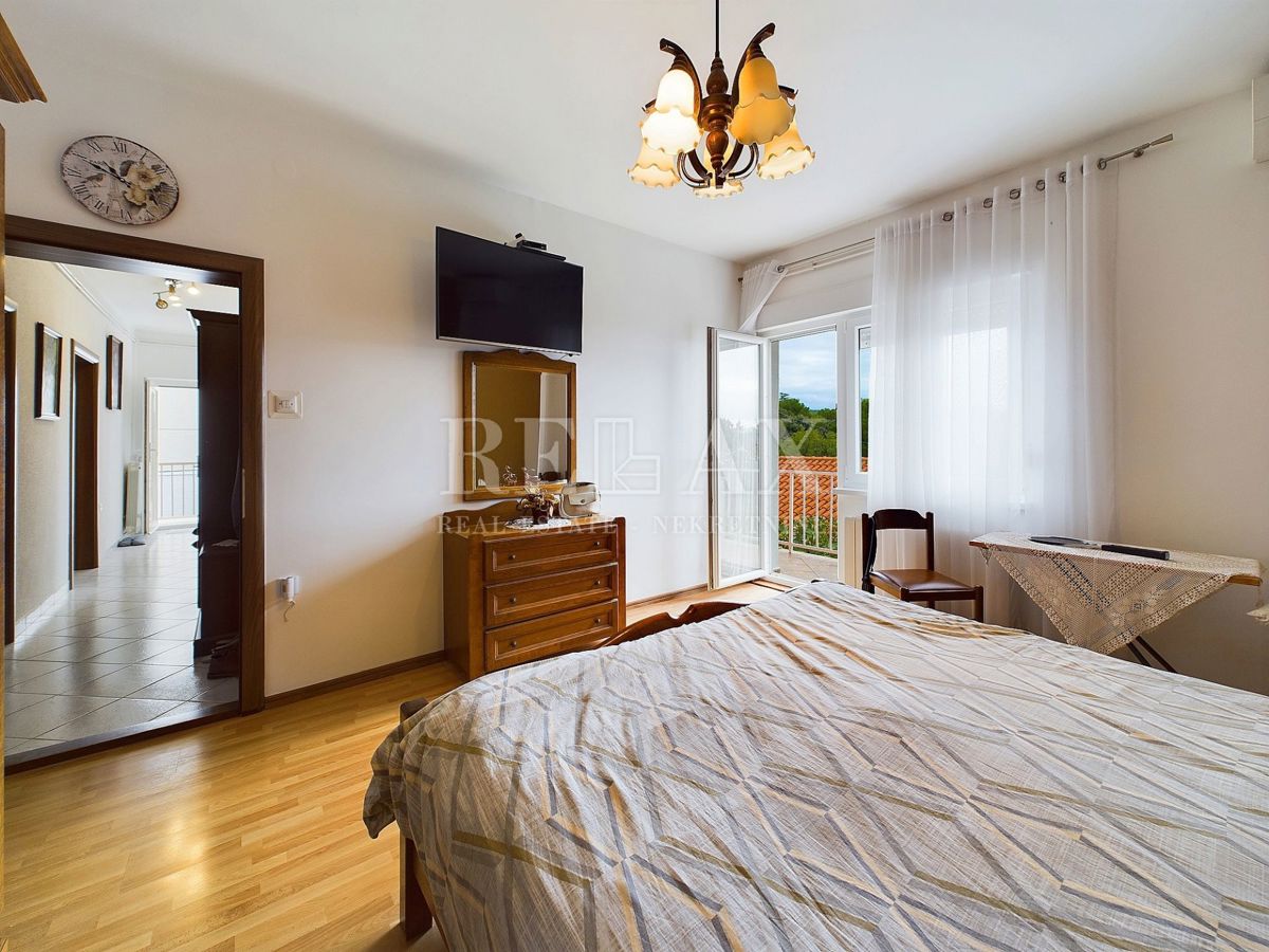 Selce – Etaža  z Vrtom, Garažo in Apartmajem za Goste