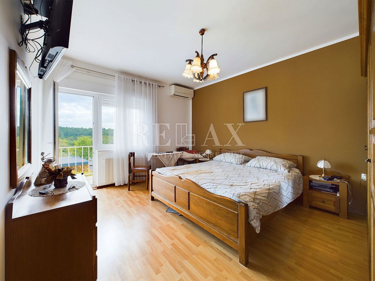 Selce – Etaža  z Vrtom, Garažo in Apartmajem za Goste