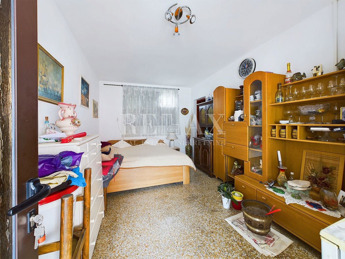 Selce – Etaža  z Vrtom, Garažo in Apartmajem za Goste