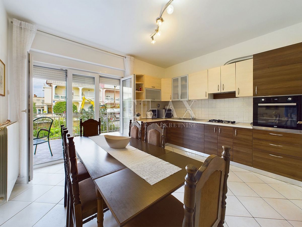 Selce – Etaža  z Vrtom, Garažo in Apartmajem za Goste