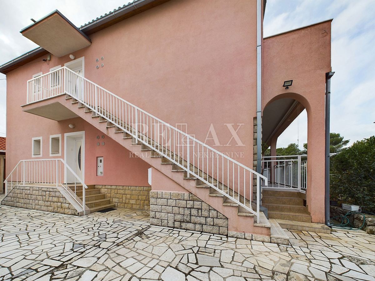 Selce – Etaža  z Vrtom, Garažo in Apartmajem za Goste