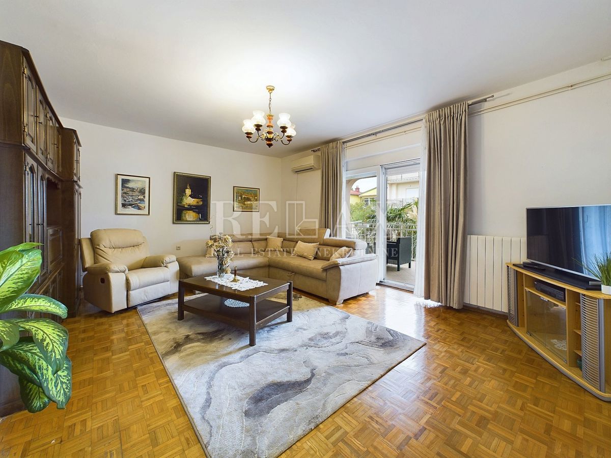 Selce – Etaža  z Vrtom, Garažo in Apartmajem za Goste