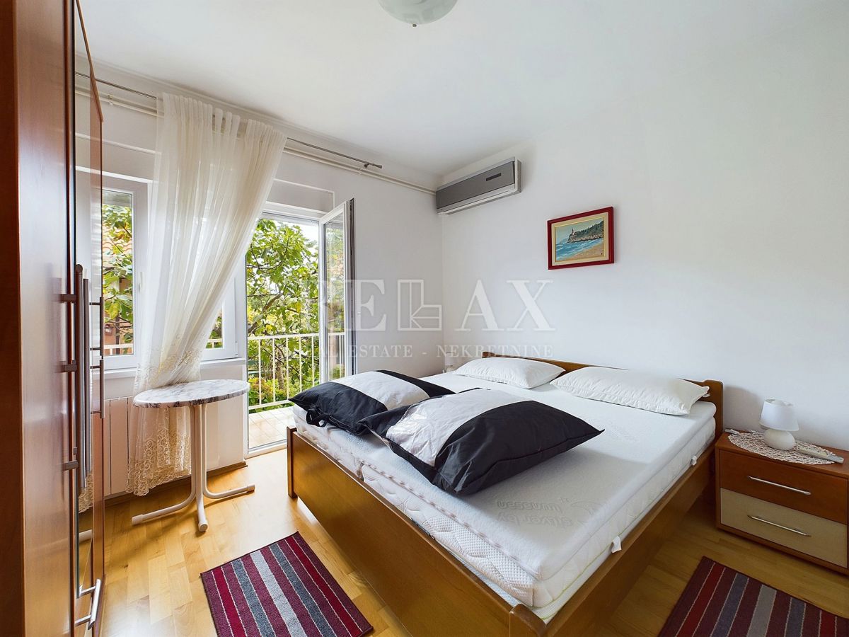 Selce – Etaža  z Vrtom, Garažo in Apartmajem za Goste