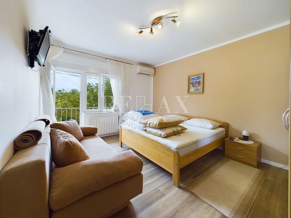 Selce – Etaža  z Vrtom, Garažo in Apartmajem za Goste