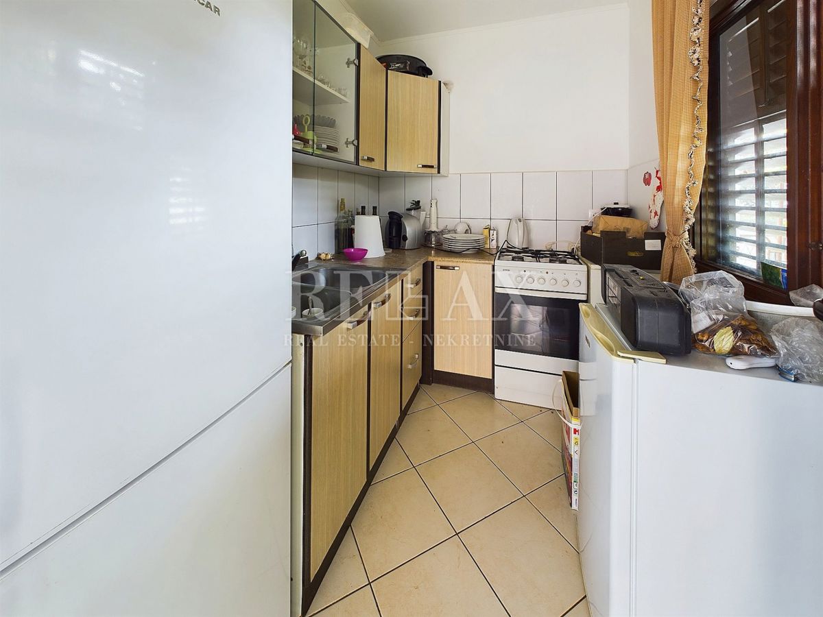 Selce – Etaža  z Vrtom, Garažo in Apartmajem za Goste