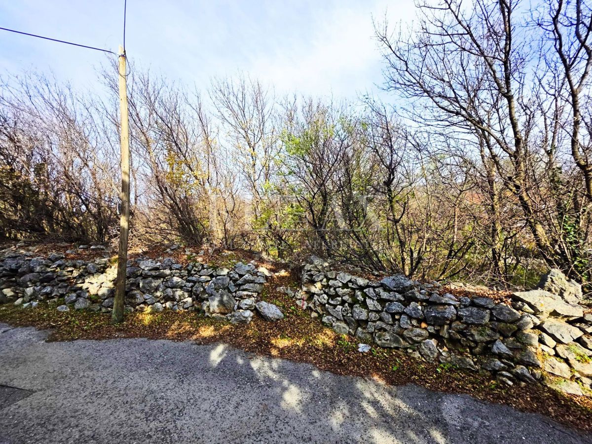 Hreljin - gradbeno zemljišče z idejnim projektom