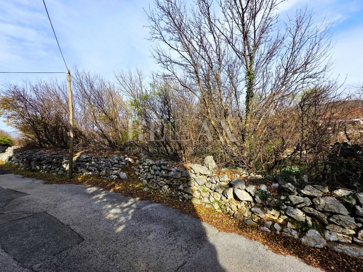 Hreljin - gradbeno zemljišče z idejnim projektom