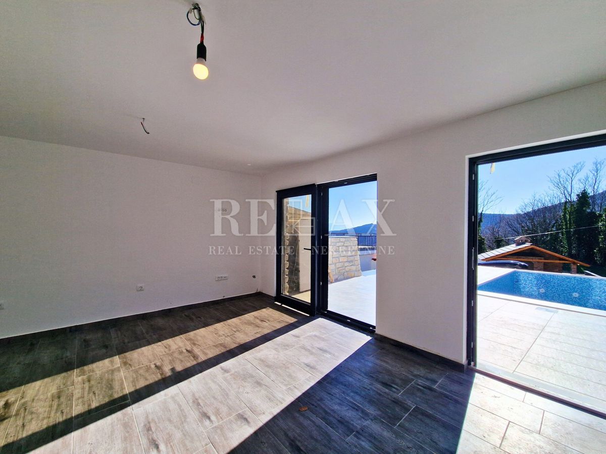 Bribir - kamnita hiša z bazenom in pogledom na morje