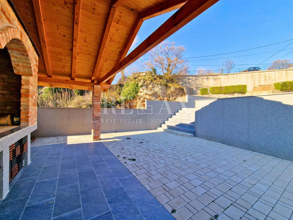 Bribir - kamnita hiša z bazenom in pogledom na morje