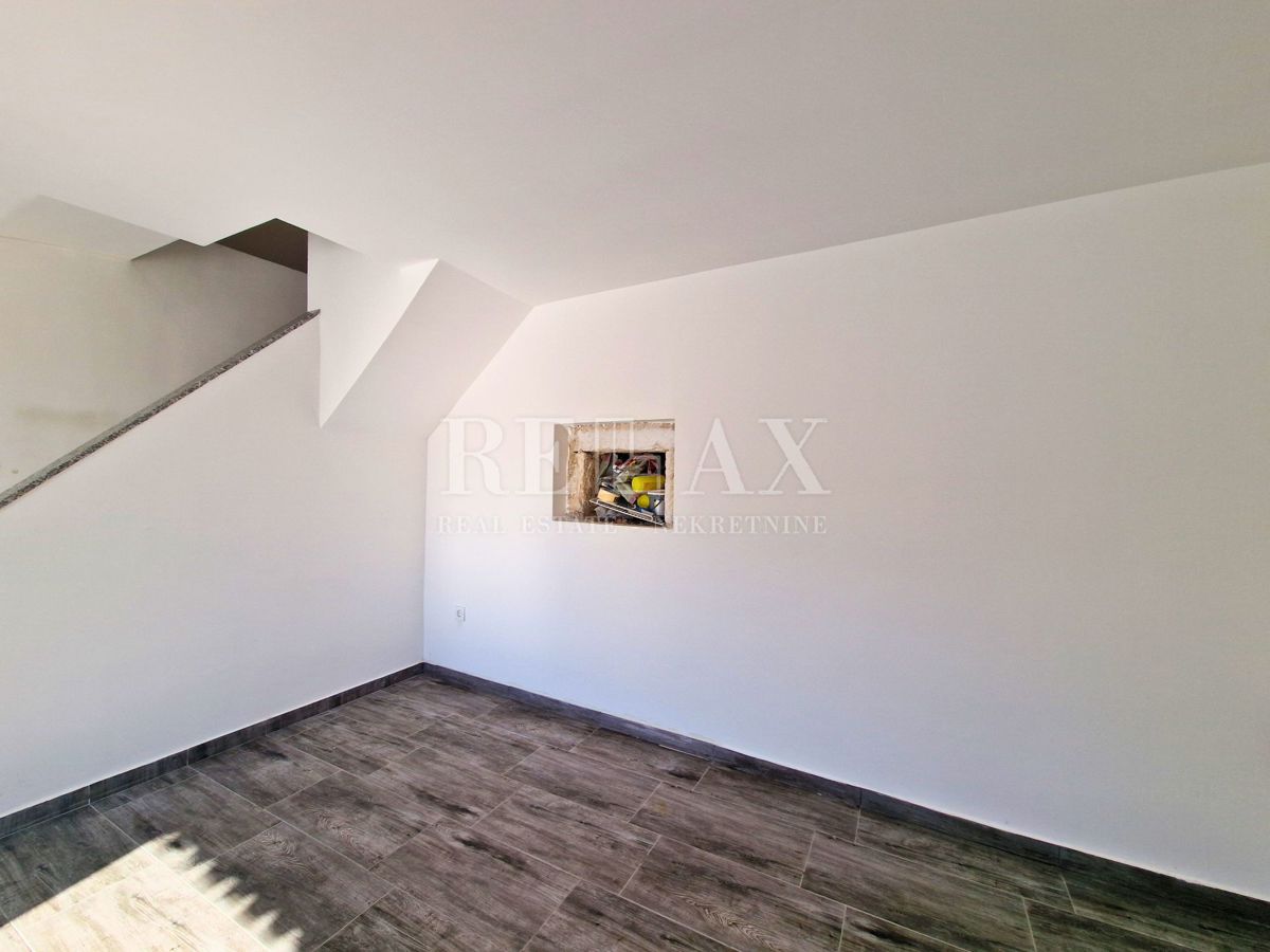 Bribir - kamnita hiša z bazenom in pogledom na morje