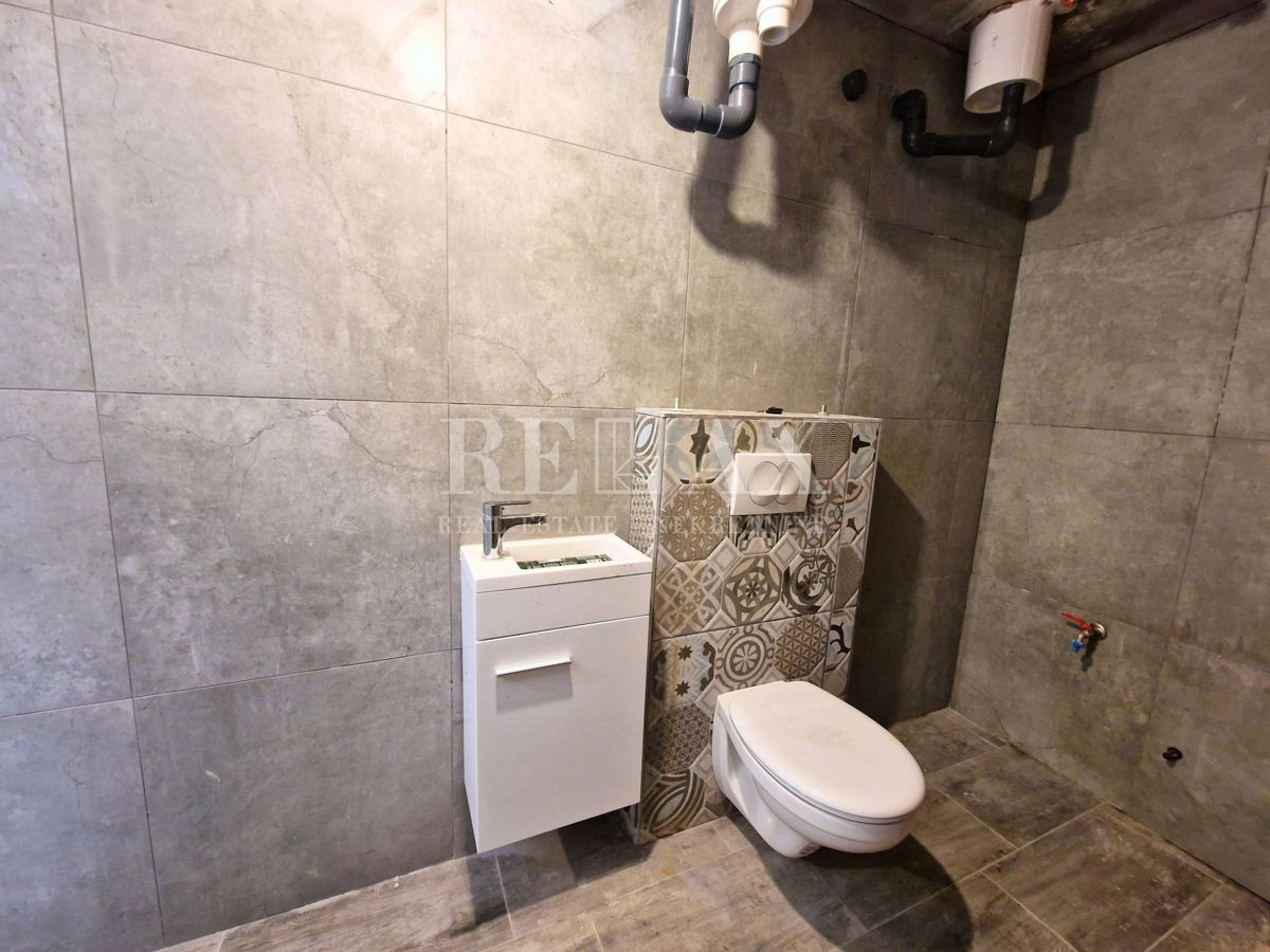 Bribir - kamnita hiša z bazenom in pogledom na morje