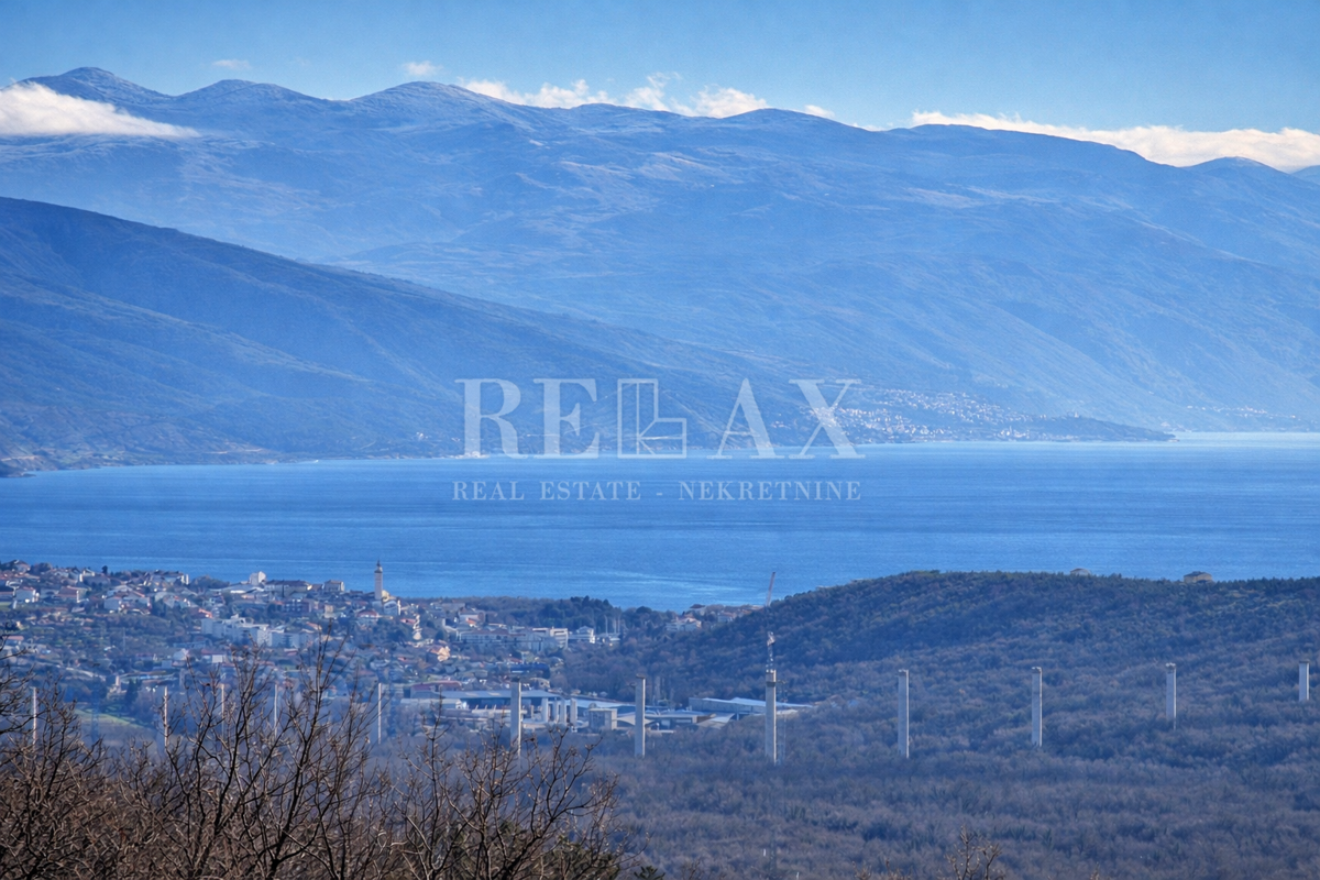 Bribir - kamnita hiša z bazenom in pogledom na morje