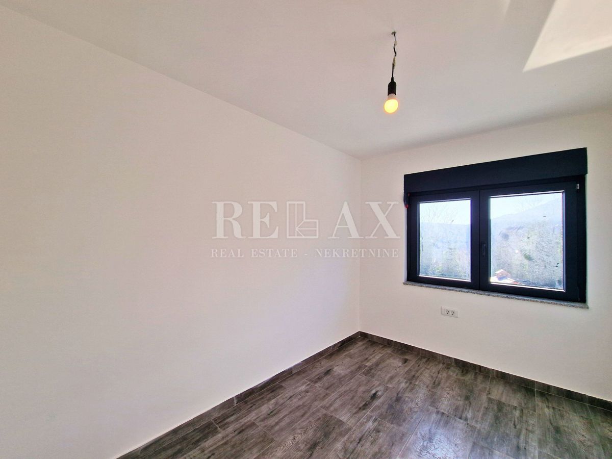 Bribir - kamnita hiša z bazenom in pogledom na morje