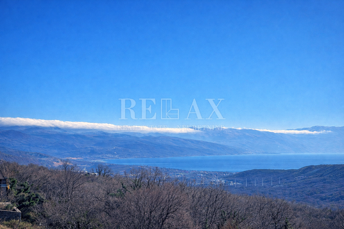 Bribir - kamnita hiša z bazenom in pogledom na morje