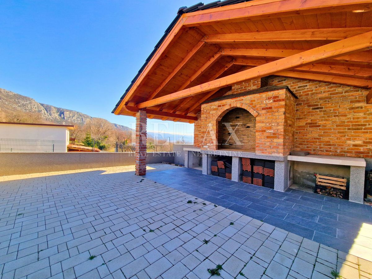 Bribir - kamnita hiša z bazenom in pogledom na morje