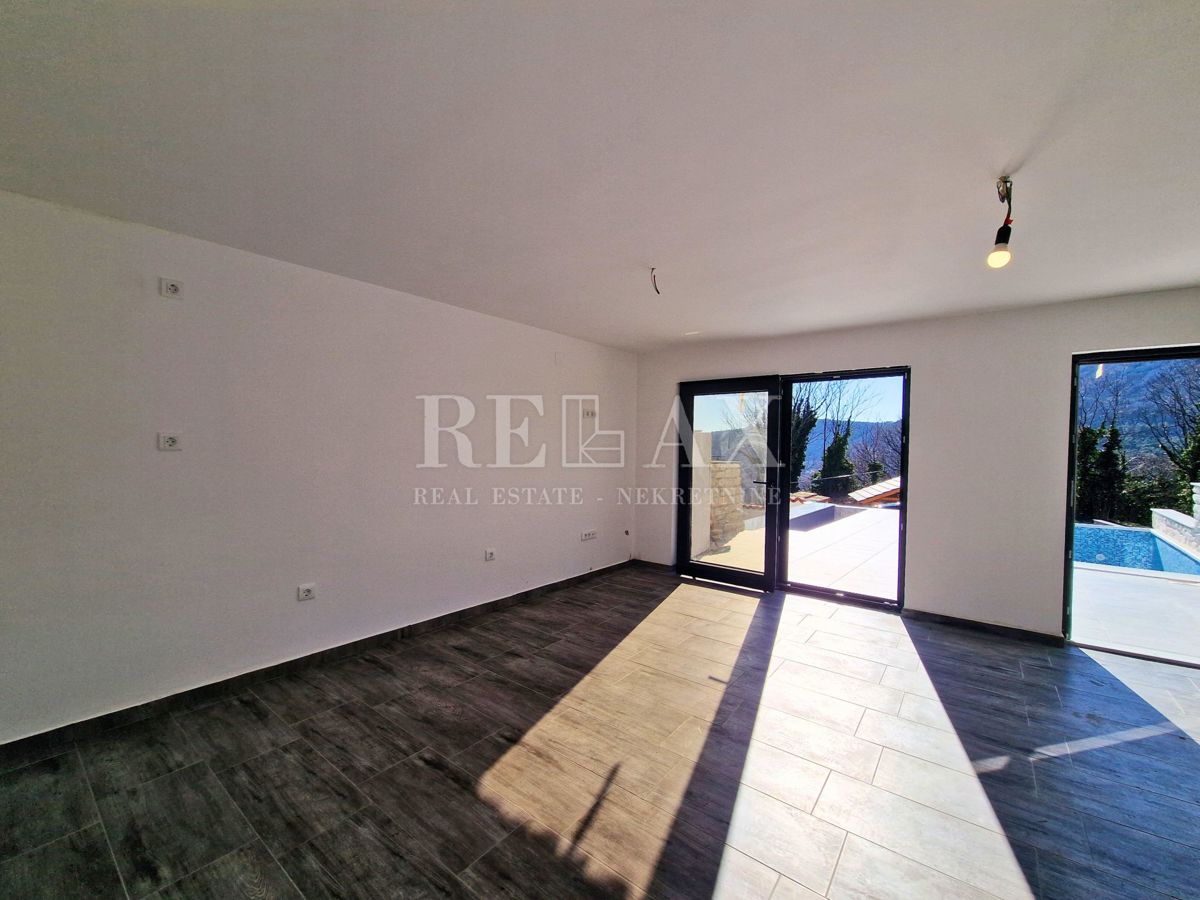 Bribir - kamnita hiša z bazenom in pogledom na morje