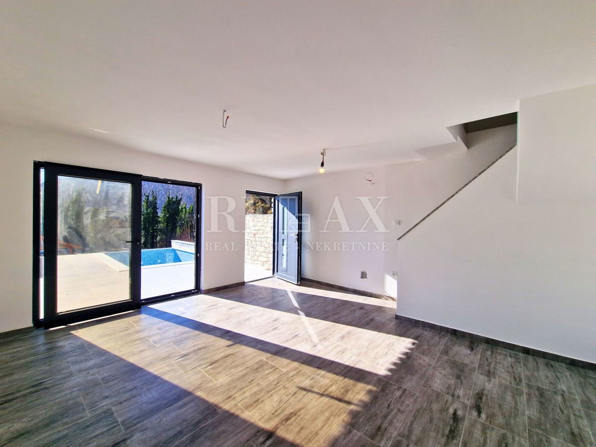 Bribir - kamnita hiša z bazenom in pogledom na morje