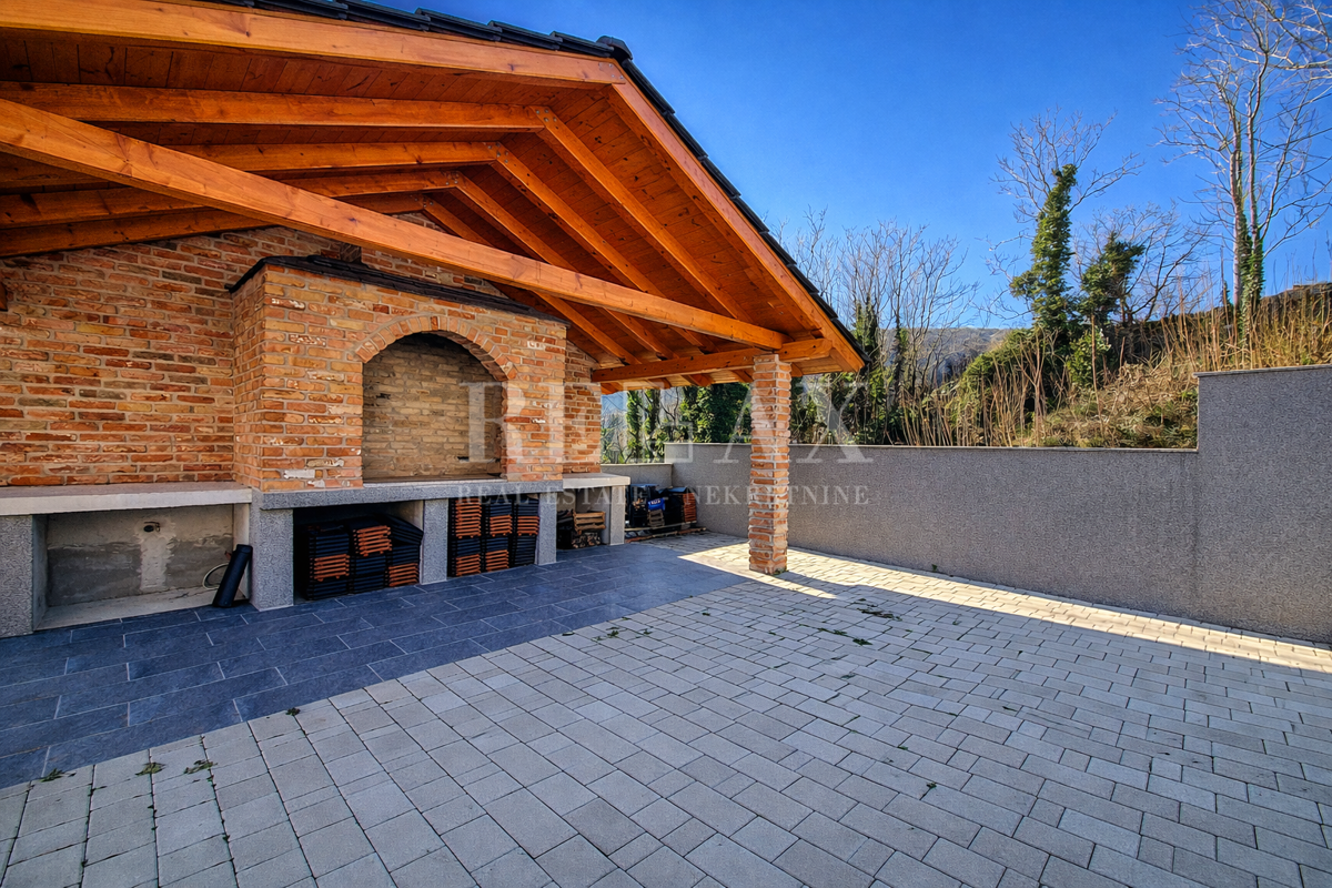 Bribir - kamnita hiša z bazenom in pogledom na morje