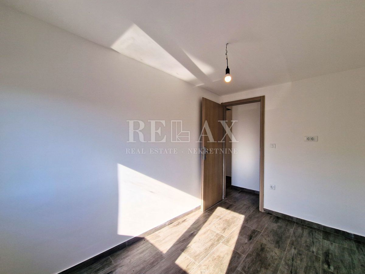 Bribir - kamnita hiša z bazenom in pogledom na morje