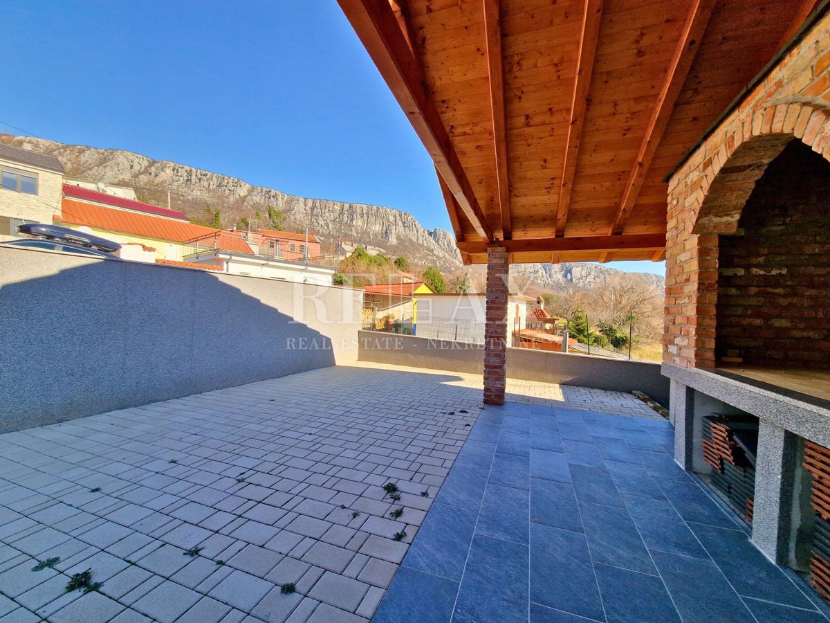 Bribir - kamnita hiša z bazenom in pogledom na morje