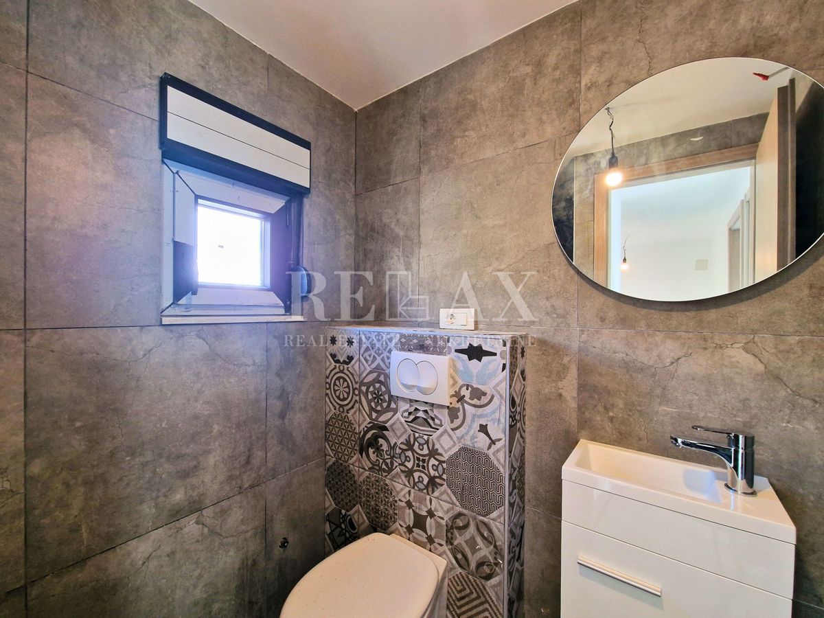 Bribir - kamnita hiša z bazenom in pogledom na morje