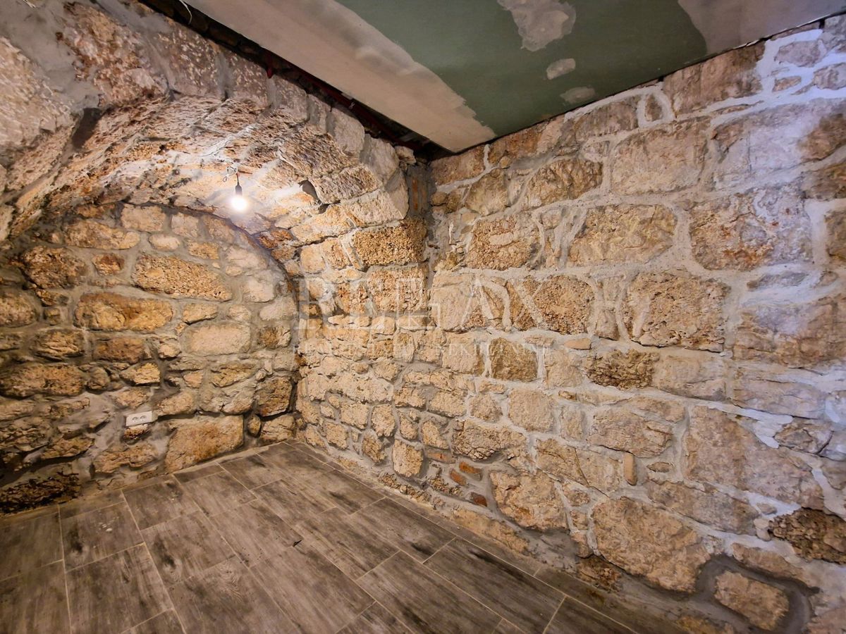 Bribir - kamnita hiša z bazenom in pogledom na morje