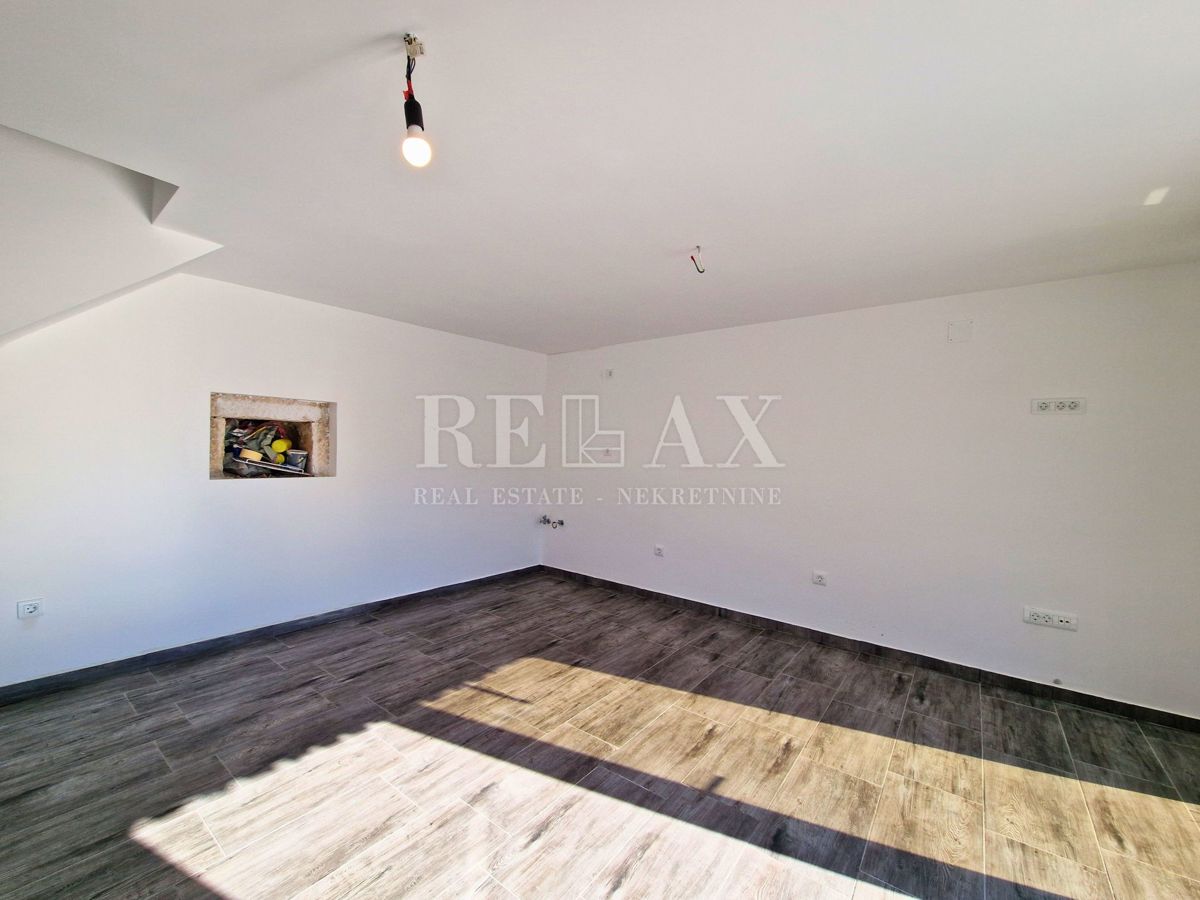 Bribir - kamnita hiša z bazenom in pogledom na morje