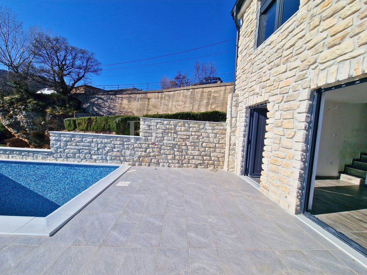 Bribir - kamnita hiša z bazenom in pogledom na morje