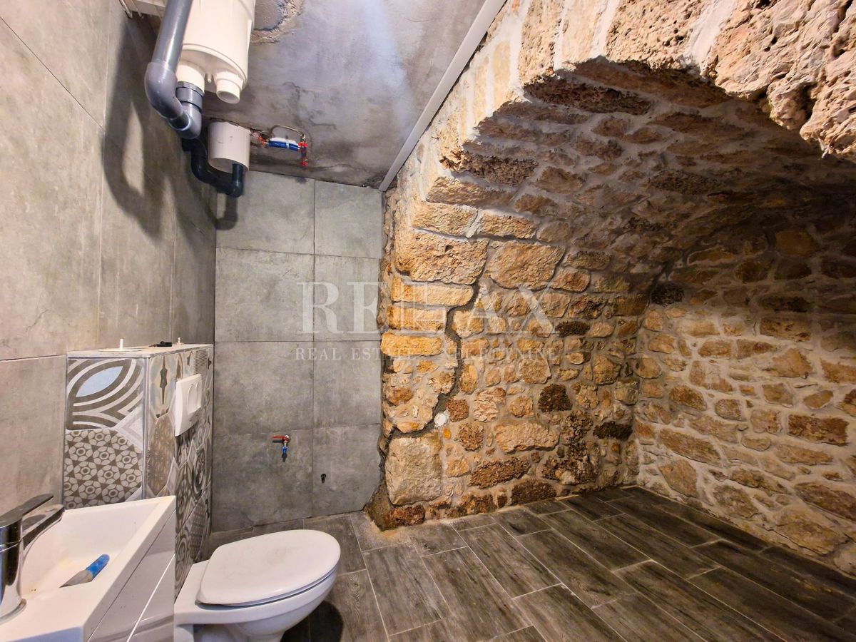 Bribir - kamnita hiša z bazenom in pogledom na morje