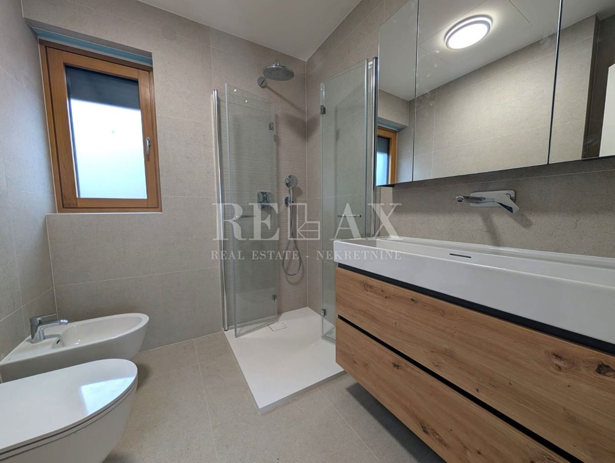 Rijeka, Kantrida - luksuzno stanovanje z 2 garažnima mestoma