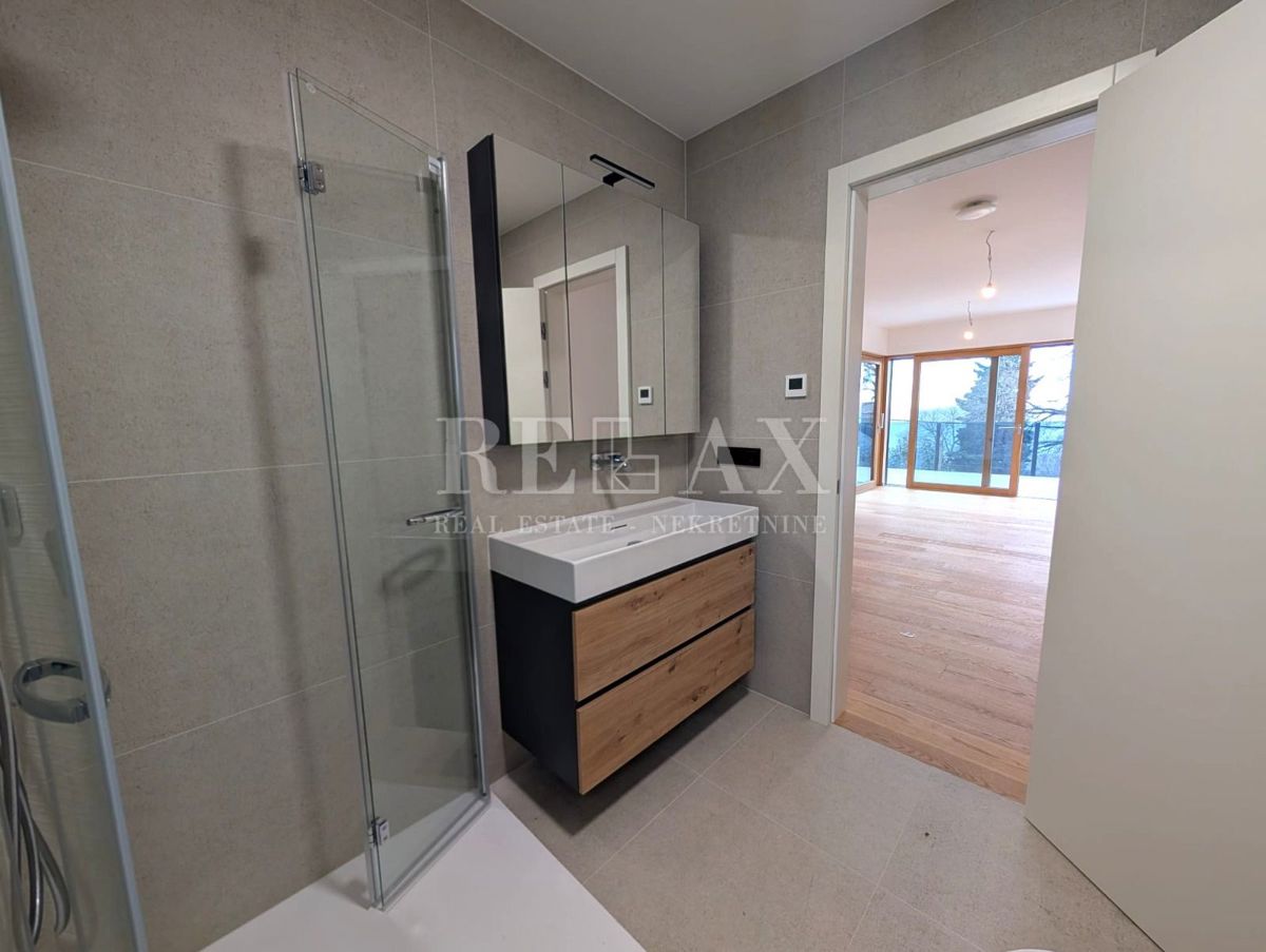 Rijeka, Kantrida - luksuzno stanovanje z 2 garažnima mestoma