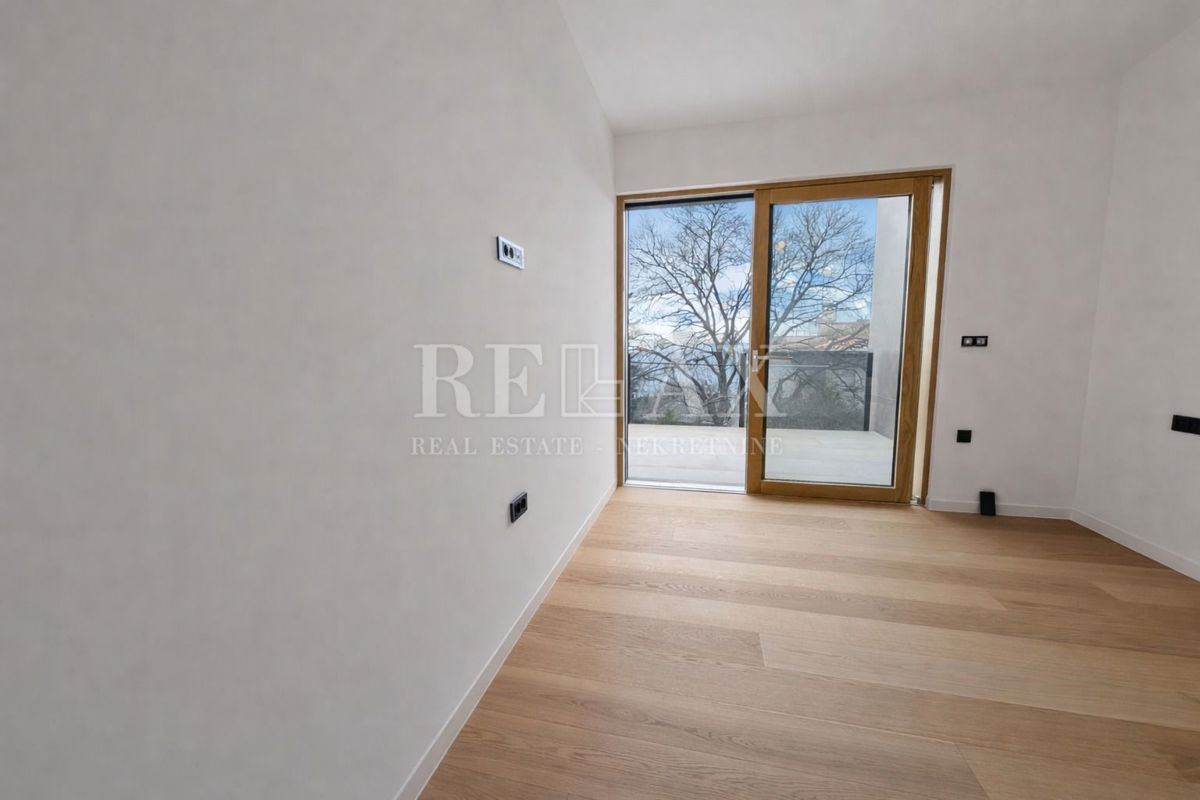 Rijeka, Kantrida - luksuzno stanovanje z 2 garažnima mestoma