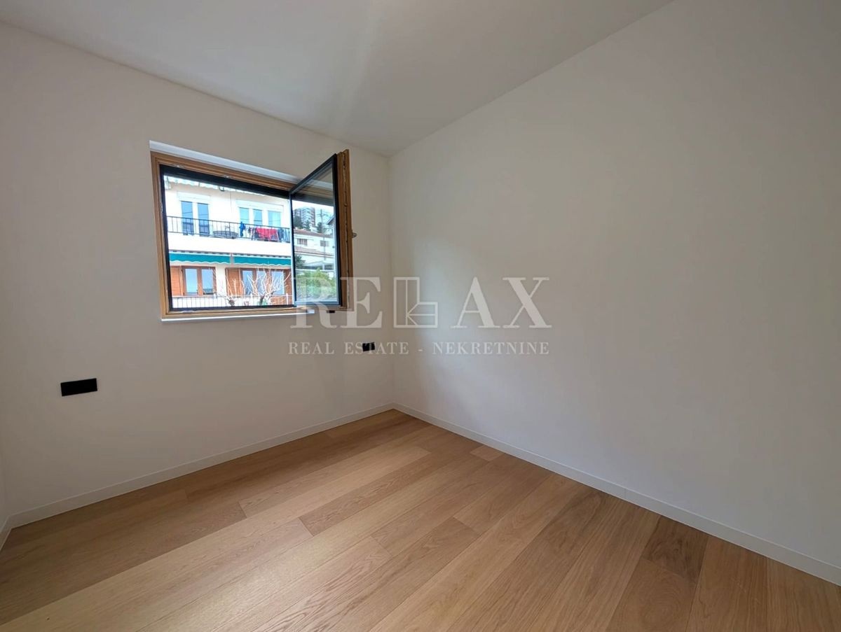 Rijeka, Kantrida - luksuzno stanovanje z 2 garažnima mestoma