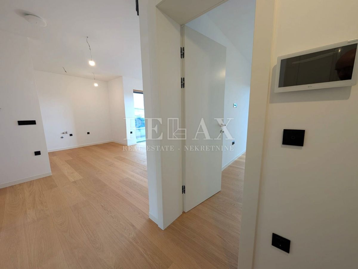 Rijeka, Kantrida - luksuzno stanovanje z 2 garažnima mestoma