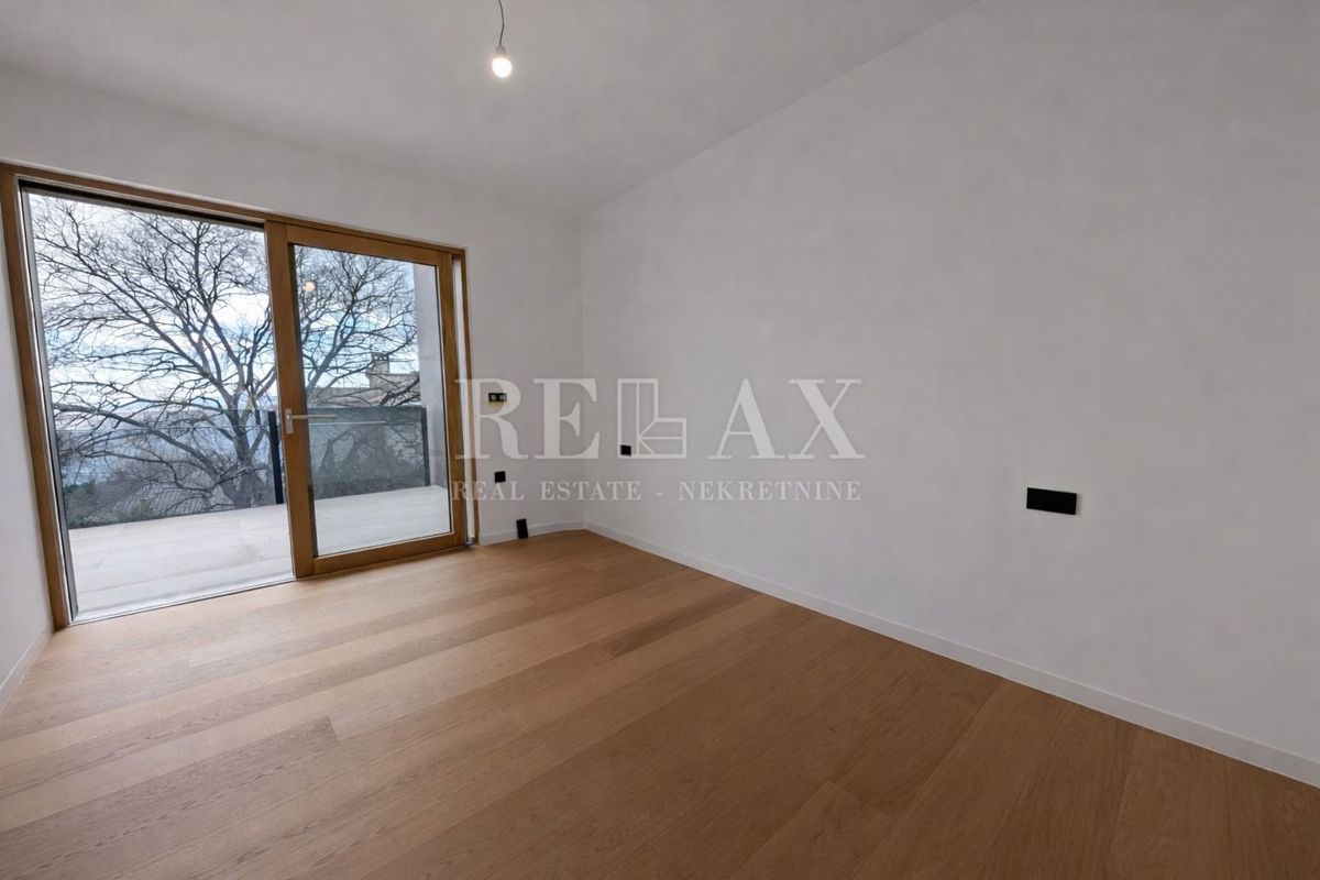 Rijeka, Kantrida - luksuzno stanovanje z 2 garažnima mestoma