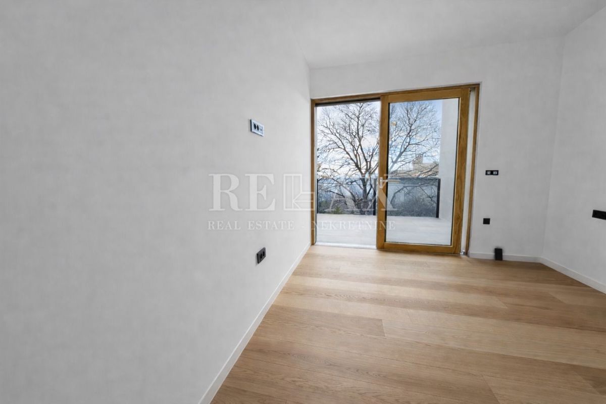 Rijeka, Kantrida - luksuzno stanovanje z 2 garažnima mestoma