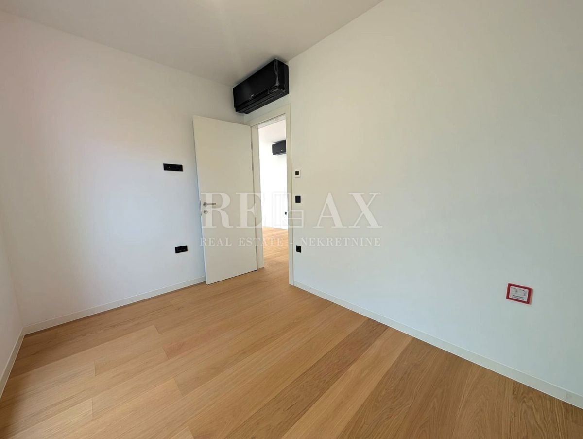 Rijeka, Kantrida - luksuzno stanovanje z 2 garažnima mestoma