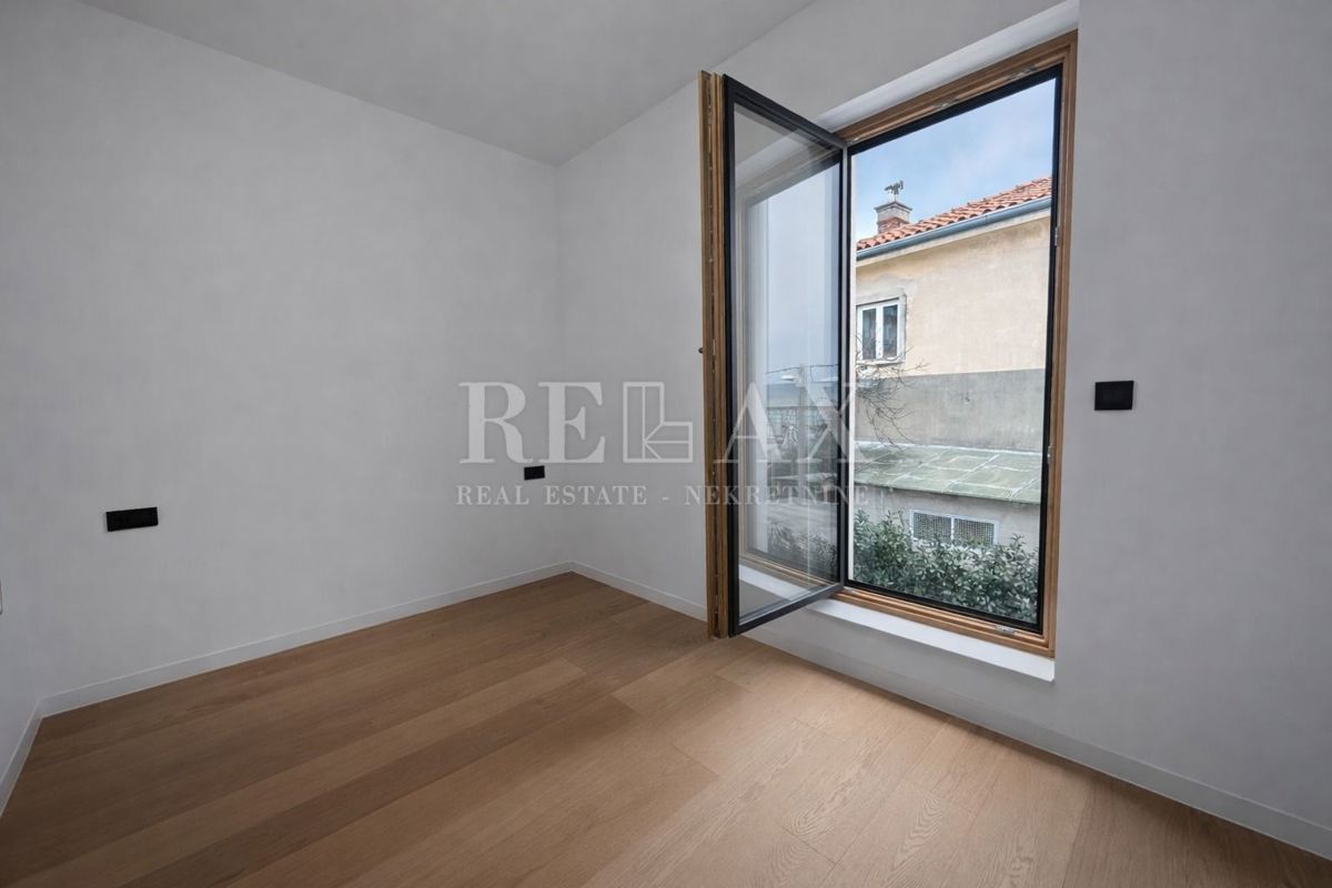 Rijeka, Kantrida - luksuzno stanovanje z 2 garažnima mestoma